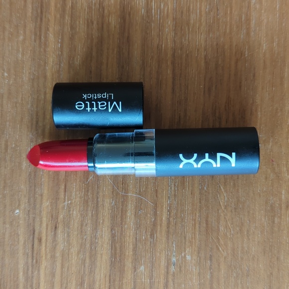 NYX Matte Lipstick MLS10 - Perfect Red - Picture 7 of 8